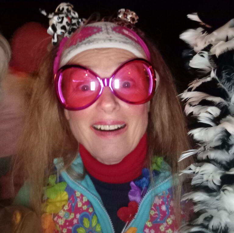 Angèle Roelofs met grote roze bril op bedrijfsfeest als typetje voor Toptypetjes.nl