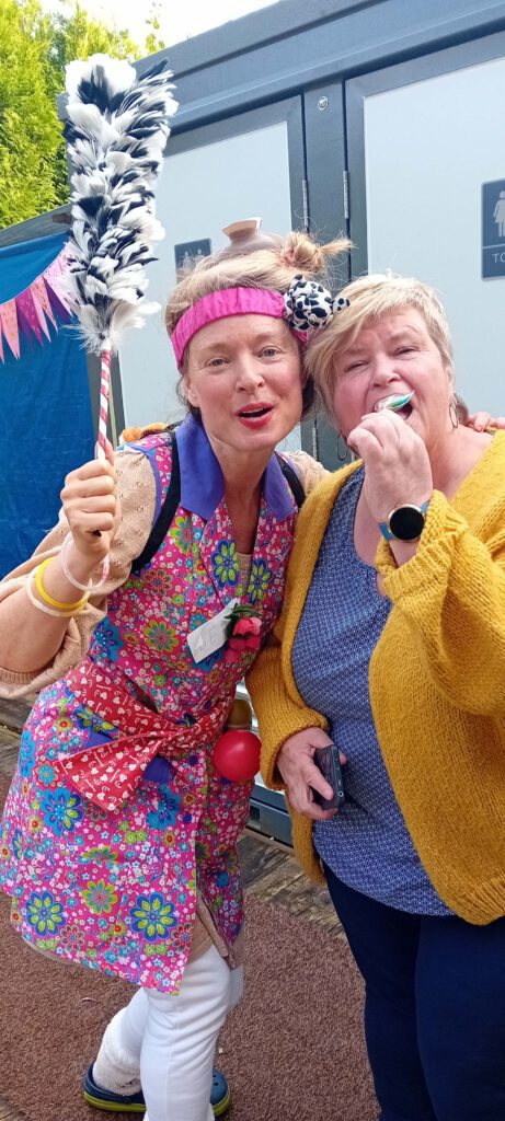 Angèle Roelofs als typetje (toiletjuffrouw) voor toptypetjes op bedrijfsfeest