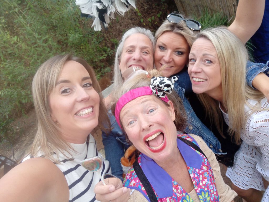 Angèle Roelofs als typetje (toiletjuffrouw) voor toptypetjes op bedrijfsfeest