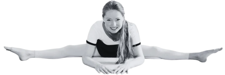 Spagaat op de grond in zwartwit - Bewegingstherapie GGZ