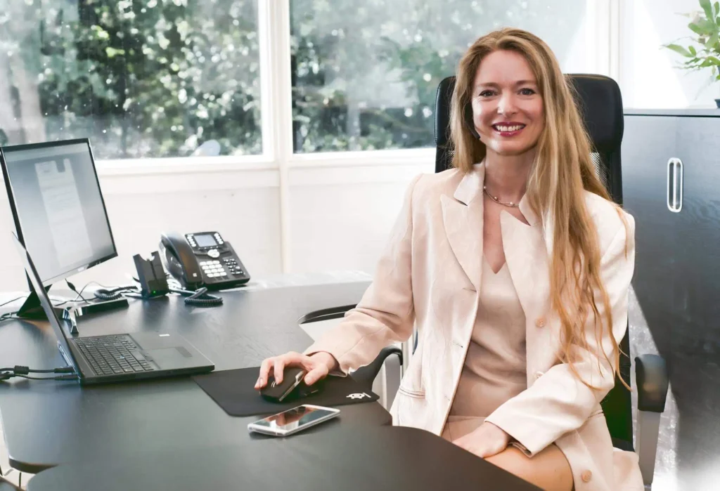 Zakelijk aan bureau en computer