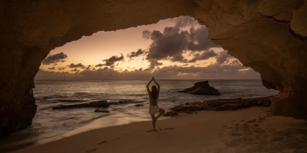 Angèle Roelofs op strand in yoga pose