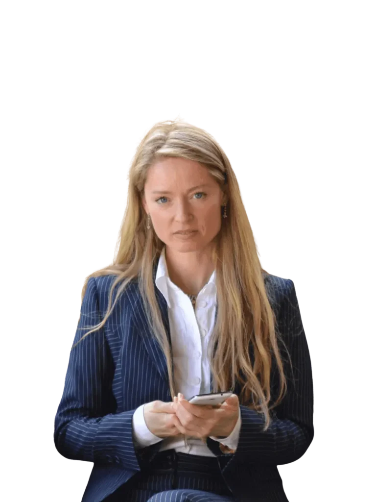 Zakelijk broekpak zittend met mobiele telefoon in de hand